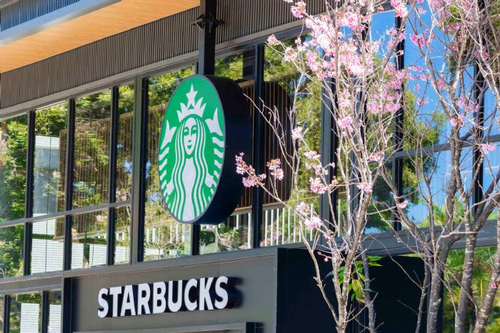 星巴克林口文化北門市浪漫開幕，走進櫻花玻璃屋感受春日咖啡時光